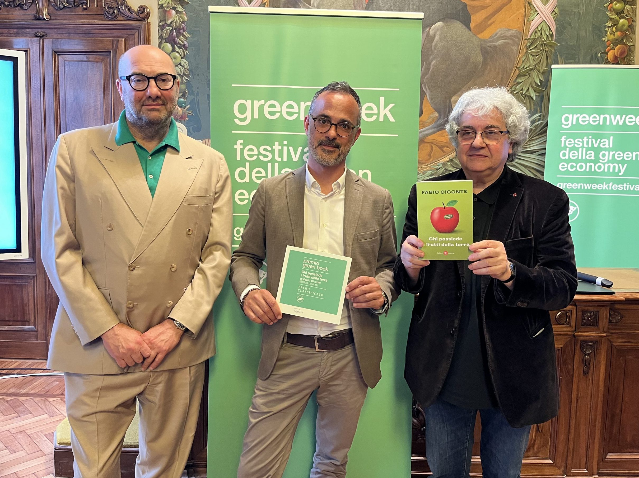 Il Premio Green Book 2023 va a Chi possiede i frutti della terra  (Laterza) di Fabio Ciconte - Green Week